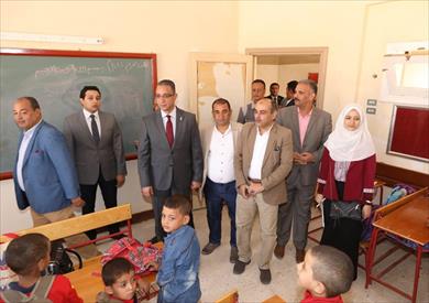 محافظ سوهاج يتفقد عددا من المدارس
